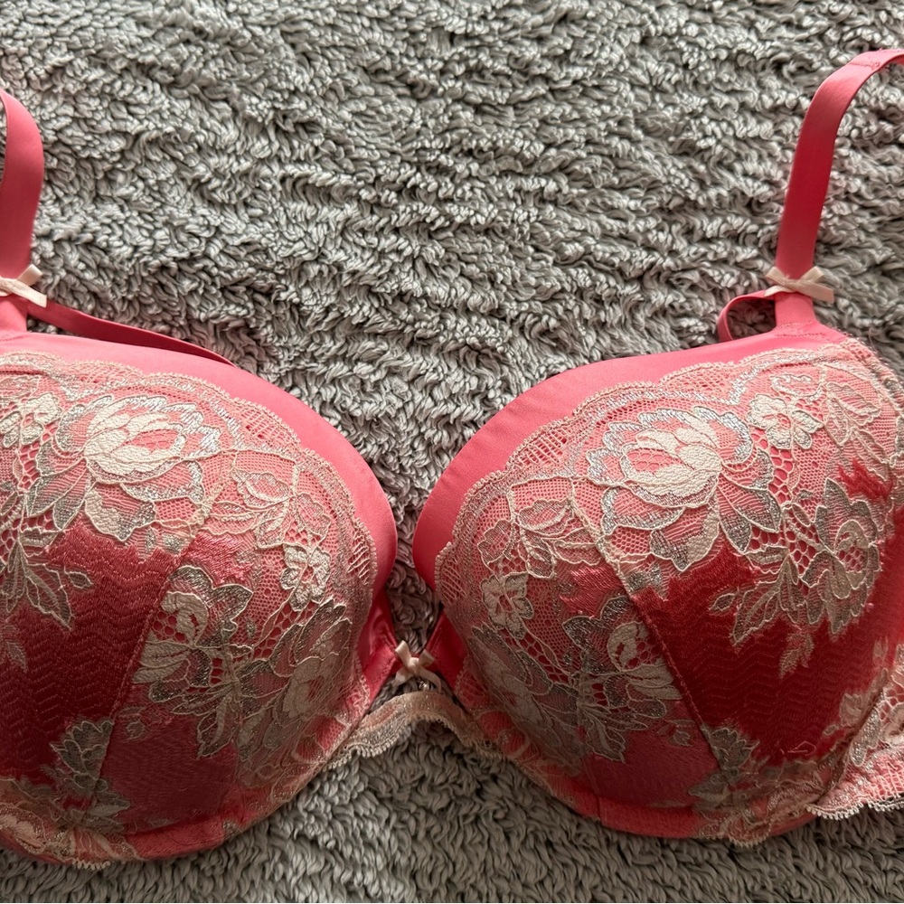 Victoria’s Secret Dream Angels Push Up. Lace Strap across cup and bow accent.